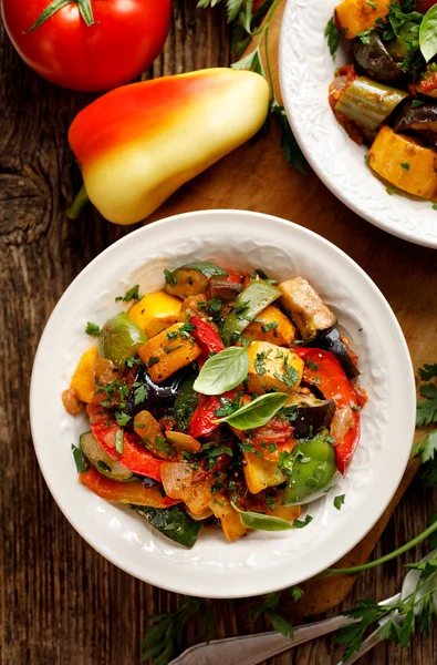 Ratatouille, kabak, patlıcan, biber, soğan, sarımsak ve domates kokulu otlar ile yapılan sebze güveç. Geleneksel Fransız yemekleri — Stok fotoğraf