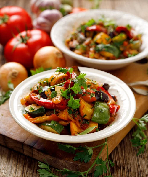 Ratatouille, guiso de verduras hecho de calabacín, berenjenas, pimientos, cebollas, ajo y tomates con hierbas aromáticas. Comida tradicional francesa —  Fotos de Stock