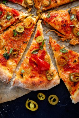 Jalapeno pizza domates ve otlar, üstten görünüm
