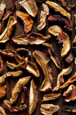 Ahşap arka plan üzerinde kurumuş orman mantar dilimlenmiş