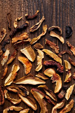 Ahşap arka plan üzerinde kurumuş orman mantar dilimlenmiş