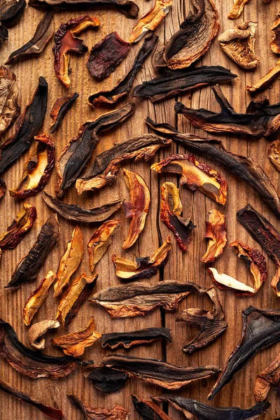 Setas del bosque secas en rodajas sobre fondo de madera —  Fotos de Stock