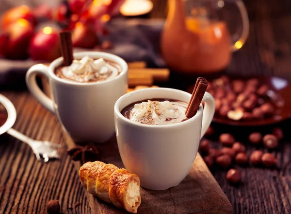 Varm choklad med vispgrädde, beströs med aromatiska kanel i vit koppar — Stockfoto