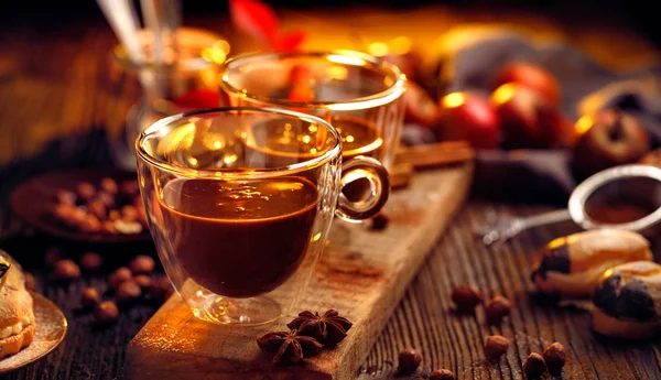 Chocolate caliente en copas de vidrio en la mesa de madera, delicioso, bebida caliente —  Fotos de Stock