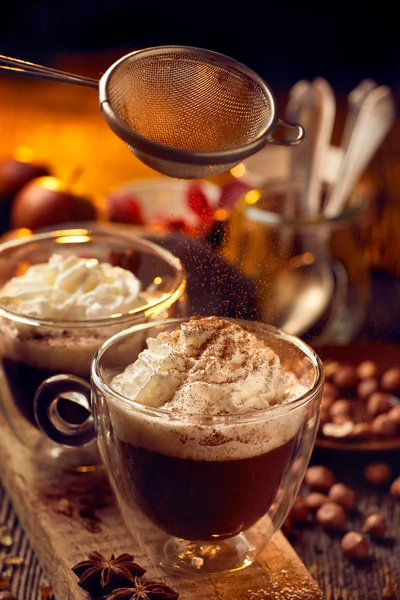 Varm choklad med vispgrädde, beströs med aromatiska kanel i glas-koppar — Stockfoto