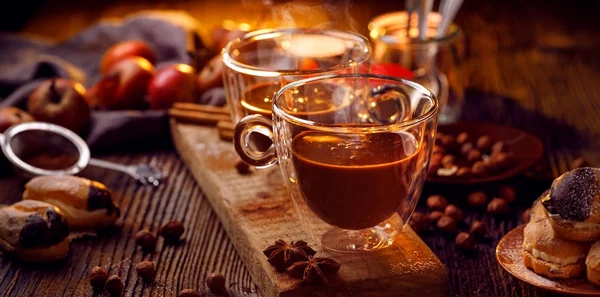 Varm choklad i glas koppar på träbord, läckra, uppvärmningen drink — Stockfoto