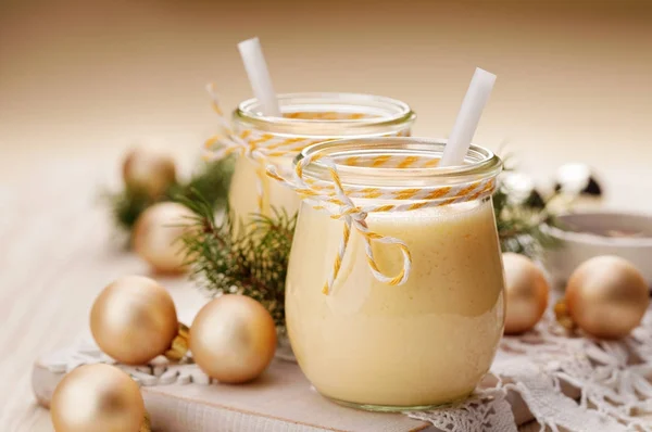 Eierlikör mit Zimt oder Muskatnuss. Traditionelles Getränk oft an Weihnachten serviert — Stockfoto