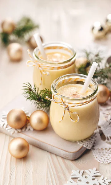 Boisson alcoolisée au lait de poule servie avec de la cannelle ou de la muscade. Boisson traditionnelle souvent servie pendant Noël — Photo