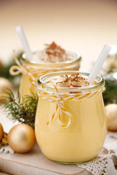 Eggnog bebida alcoólica servida com canela ou noz-moscada. Bebida tradicional muitas vezes servida durante o Natal — Fotografia de Stock