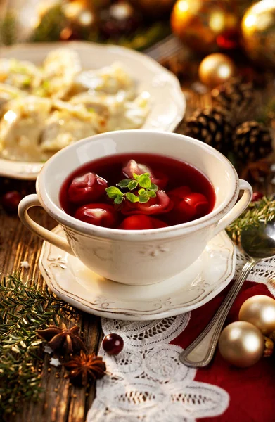 Рождественский свекольный суп, борщ с пельменями с грибной начинкой, традиционный рождественский суп в Польше — стоковое фото