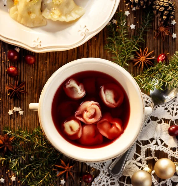 Sopa de remolacha de Navidad, borsch con albóndigas pequeñas con relleno de champiñones, sopa tradicional de Navidad en Polonia —  Fotos de Stock