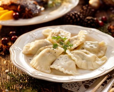 Lahana ve mantarlı beyaz Tabakta Dolma köfte ahşap bir Noel masa üzerinde yer alır. Geleneksel Noel yemeği Polonya