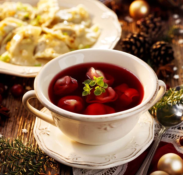 Zuppa di barbabietole natalizie, borsch con piccoli gnocchi con ripieno di funghi, zuppa tradizionale di Natale in Polonia — Foto Stock