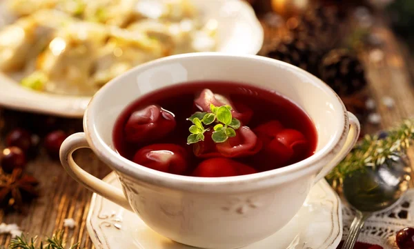 Weihnachtliche Rote-Bete-Suppe, Borschtsch mit kleinen Knödeln mit Pilzfüllung, traditionelle Weihnachtssuppe in Polen — Stockfoto