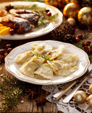 Lahana ve mantarlı beyaz Tabakta Dolma köfte ahşap bir Noel masa üzerinde yer alır. Geleneksel Noel yemeği Polonya