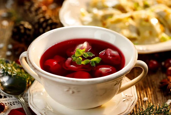 Borscht, soupe de betteraves aux petites boulettes farcies aux champignons dans un bol en céramique. Plat traditionnel de Noël en Pologne . — Photo