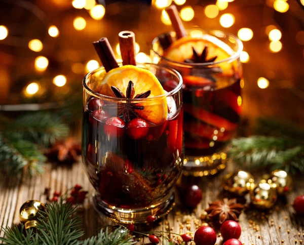 Vin rouge chaud avec ajout d'agrumes, de canneberges, de bâtonnets de cannelle, de clous de girofle et d'étoiles d'anis. Délicieuse boisson de Noël — Photo