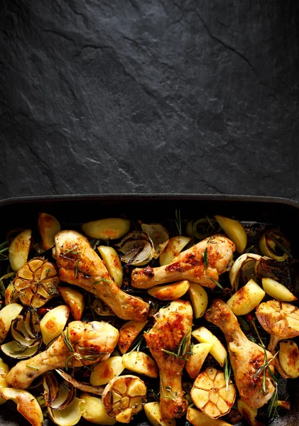 Gegrillte Hühnerkeulen Mit Kartoffelkeilen Knoblauch Zwiebeln Und Aromatischen Kräutern Auf — Stockfoto