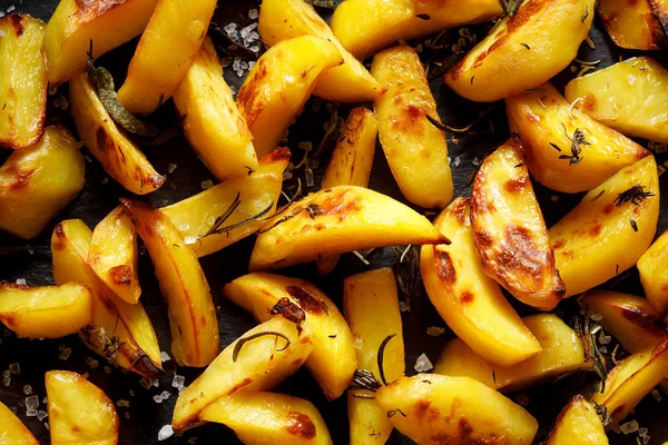 Geroosterde Aardappel Partjes Met Aromatische Kruiden Zeezout Een Zwarte Achtergrond — Stockfoto