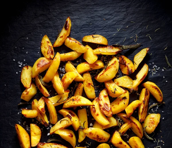 Geroosterde Aardappel Frietjes Met Aromatische Kruiden Zeezout Een Zwarte Achtergrond — Stockfoto