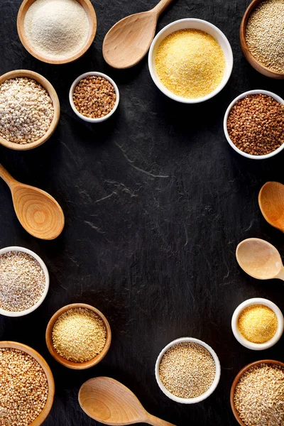 Varios Grañones Cereales Diferentes Tipos Grumos Cuencos Sobre Fondo Negro — Foto de Stock