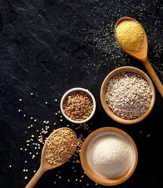 Varie Semole Cereali Diversi Tipi Semole Ciotole Cucchiaio Sfondo Nero — Foto Stock
