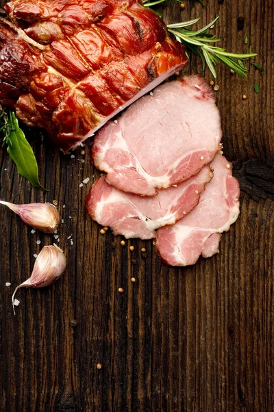 Geräuchertes Gammon Auf Einem Rustikalen Holztisch Mit Frischen Aromatischen Kräutern — Stockfoto