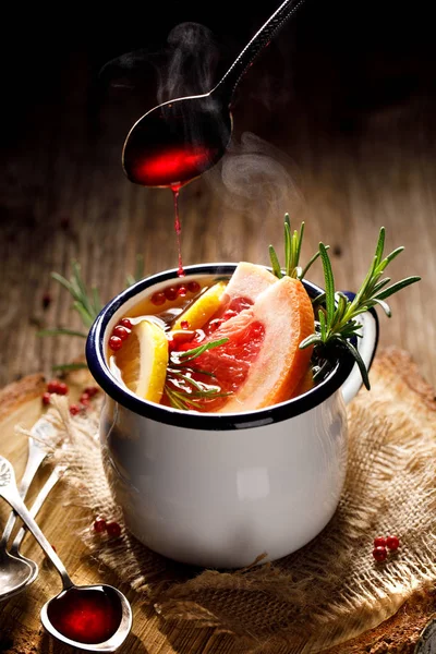 Hete Thee Infusie Met Rozemarijn Grapefruit Citroen Rode Peper Frambozen — Stockfoto