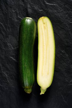 Yeşil kabak siyah bir arka plan, üstten görünüm ikiye böldüm