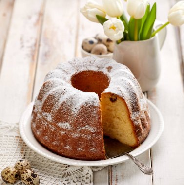 Paskalya Maya kek ahşap beyaz masa üzerine pudra şekeri serpilir. Geleneksel Lehçe paskalya tatlısı