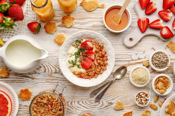 グラノーラとヨーグルト 新鮮なイチゴ 白セラミック ボウル トップ ビューで種子 おいしい朝食やデザート 健康的な食事の概念 — ストック写真