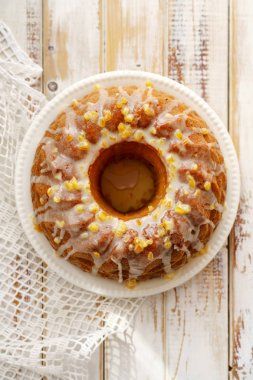  Ahşap bir masa, üstten görünüm üzerinde beyaz bir tabakta Paskalya Maya kek. Kuru üzüm ve şekerlenmiş portakal kabuğu buzlanma ile geleneksel Paskalya kek