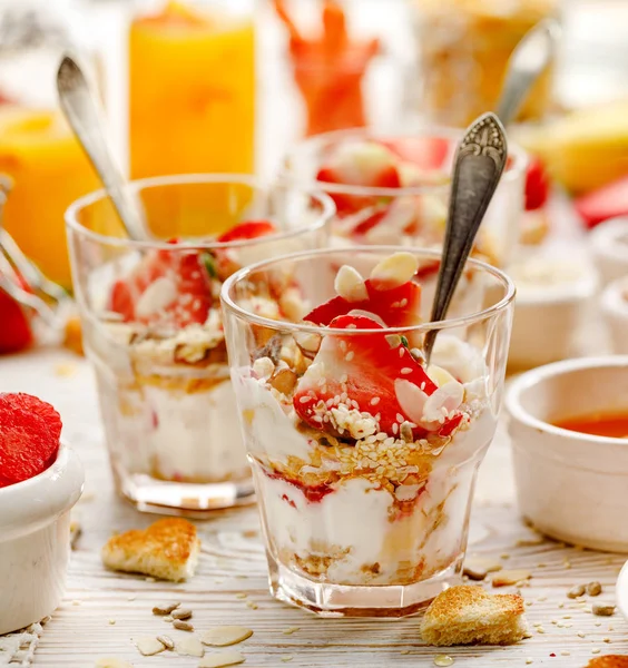 Yogur Natural Con Fresas Frescas Granola Miel Nueces Semillas Platos — Foto de Stock