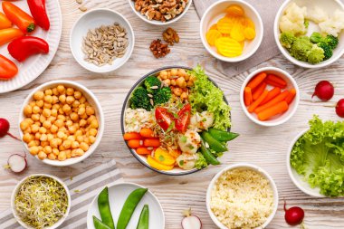 Buda kase, sağlıklı ve dengeli vejetaryen yemek, taze salata, sebze, sağlıklı beslenme kavramı çeşitli. Üstten Görünüm