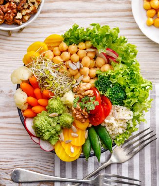 Buda kase, sağlıklı ve dengeli vejetaryen yemek, taze salata, sebze, sağlıklı beslenme kavramı çeşitli. Üstten Görünüm