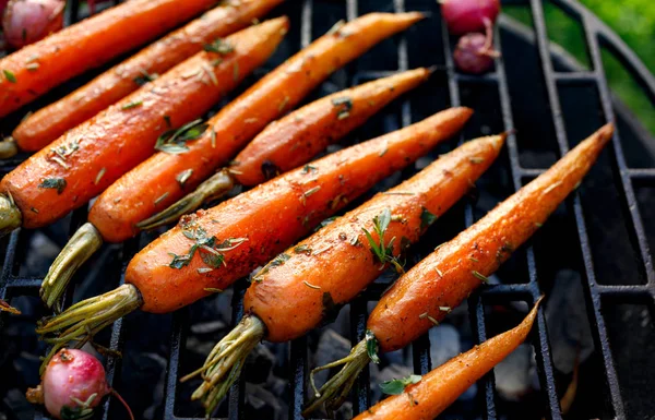 Grilled Carrots Herbal Marinade Grill Plate Outdoor Top View Grilled — Stock Photo, Image