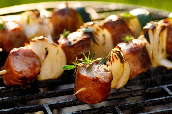 ソーセージと屋外 グリル皿に玉ねぎと串焼きをクローズ アップ グリル料理 バーベキュー — ストック写真