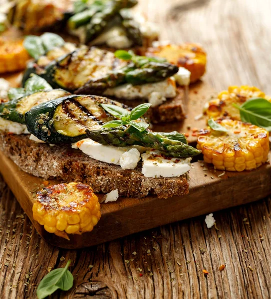 Vegetarische Sandwich Volkoren Brood Broodjes Met Fetakaas Gegrilde Courgette Groene — Stockfoto