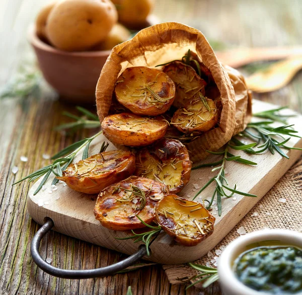 Baked Potatoes Baked Halves Potatoes Seasoned Rosemary Sea Salt Wooden — Stock Photo, Image
