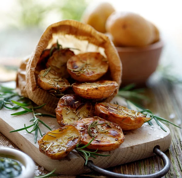 Bakad Potatis Bakad Halvorna Potatis Kryddad Med Rosmarin Och Sea — Stockfoto