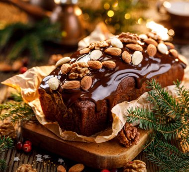 Zencefilli kek, çikolatayla kaplanmış Noel pastası ve bayram masasında fındık ve bademle süslenmiş. Noel, geleneksel tatlı.