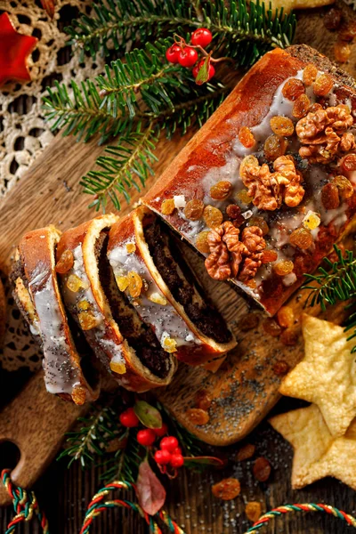 圣诞罂粟籽蛋糕 切碎的罂粟籽蛋糕 上面覆盖着糖霜 装饰着葡萄干和核桃 放在节日桌上 尽收眼底 波兰的传统圣诞蛋糕 — 图库照片