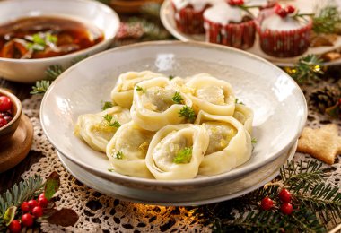 Kremalı hamur tatlısı.