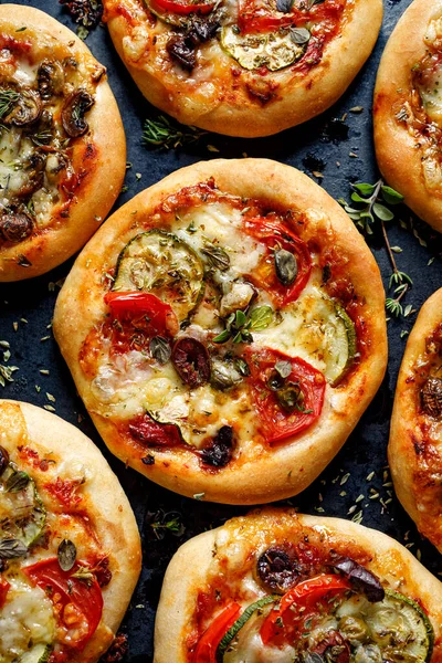 Mini Pizzas Pizzas Végétariennes Avec Ajout Tomates Courgettes Champignons Olives — Photo