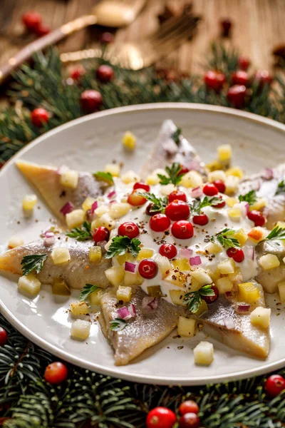 Elma Soslu Noel Balığı Filetosu Salatalık Turşusu Kırmızı Soğan Baharat — Stok fotoğraf