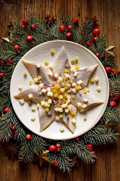 Filetes Arenques Natal Com Maçãs Pepinos Conservados Escabeche Cebola Vermelha — Fotografia de Stock