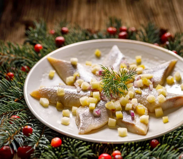 Filetes Arenques Natal Com Maçãs Pepinos Conservados Escabeche Cebola Vermelha — Fotografia de Stock