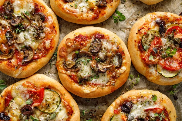 Mini Pizzas Pizzas Végétariennes Avec Ajout Tomates Courgettes Champignons Olives — Photo