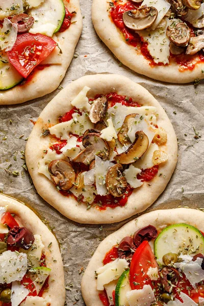 Raw Mini Pizzas Addition Tomatoes Zucchini Mushrooms Olives Cheese Fresh — Zdjęcie stockowe