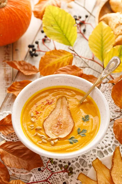 かぼちゃと梨の追加チップ白セラミック ボウル 美味しくて健康的なベジタリアン スープ — ストック写真